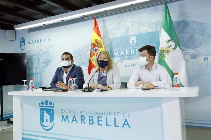 La alcaldesa de Marbella (Málaga), Ángeles Muñoz, junto a los concejales de Deportes y Obras, Manuel Cardeña y Diego López