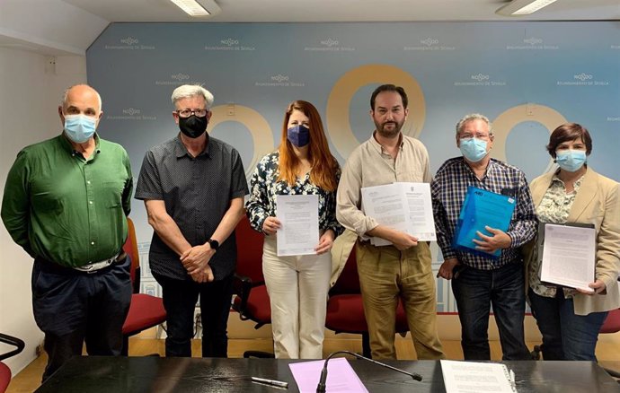 La secretaria general de Podemos Sevilla, Susana Serrano (en el centro de la imagen), ha presentado las alegaciones de su formación al plan de Altadis junto a otros colectivos ciudadanos y conservacionistas.