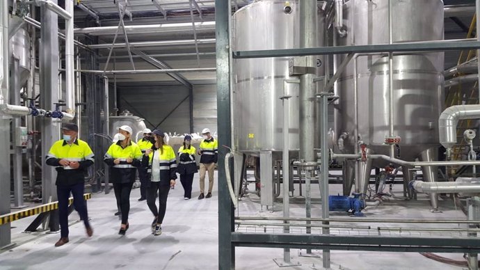 La consejera de Economía, Planificación y Empleo del Gobierno de Aragón, Marta Gastón, visita las instalaciones de la empresa Sustainable Nutricion en el municipio oscense de Alcalá de Gurrea (Huesca).