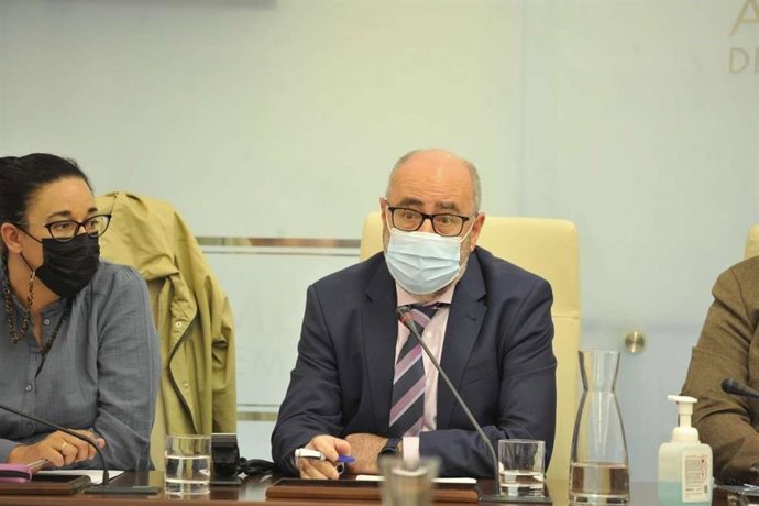 Isidoro Novas en la comisión de Hacienda de la Asamblea.