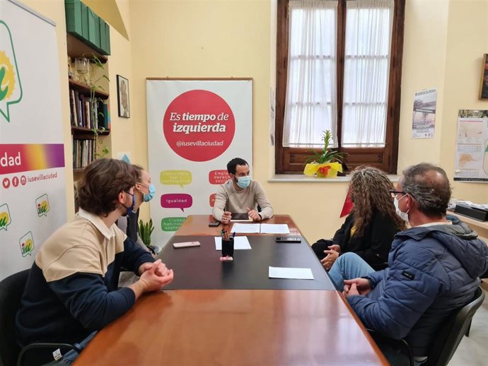 La moción anunciada por el portavoz de Adelante Sevilla, Daniel González Rojas (en el centro de la imagen), se ha trabajado con la entidad Frontera Cero.