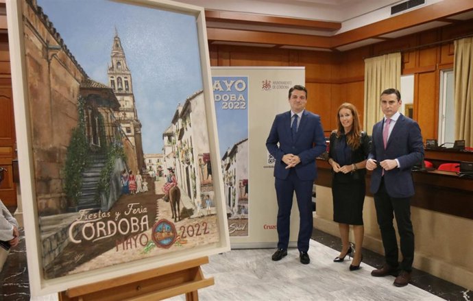 El alcalde de Córdoba, José María Bellido (izda.), en la presentación del cartel del Mayo Cordobés.