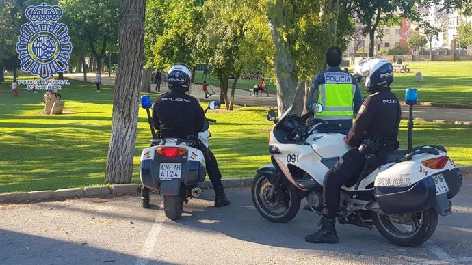 Archivo - Agentes de la Policía Nacional en un parque público.