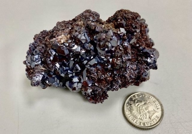 Óxido cuproso: el cristal extraído de Namibia que se utiliza para fabricar polaritones Rydberg