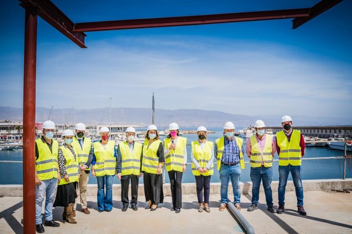 La consejera de Agricultura visita las obras del puerto pesquero de Roquetas de Mar (Almería).