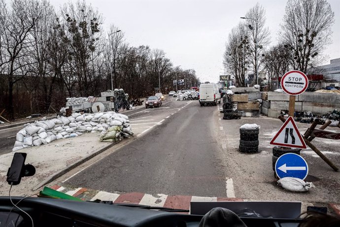 Diversos vehicles en un control militar a la ciutat de Lviv, a l'oest d'Ucrana