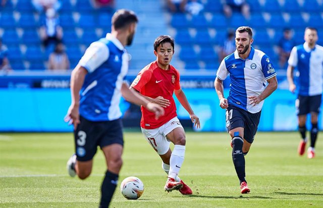 Archivo - El jugador del Mallorca Takefusa Kubo, durante el partido ante el Alavés en Mendizorroza de LaLiga Santander 2021-2022.