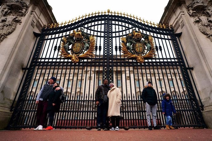 Archivo - 22 February 2022, United Kingdom, London: Crowds of tourists look through the railings at Buckingham Palace. Queen Elizabeth II who has cancelled her planned virtual engagements after continuing to suffer from mild cold-like symptoms due to Co