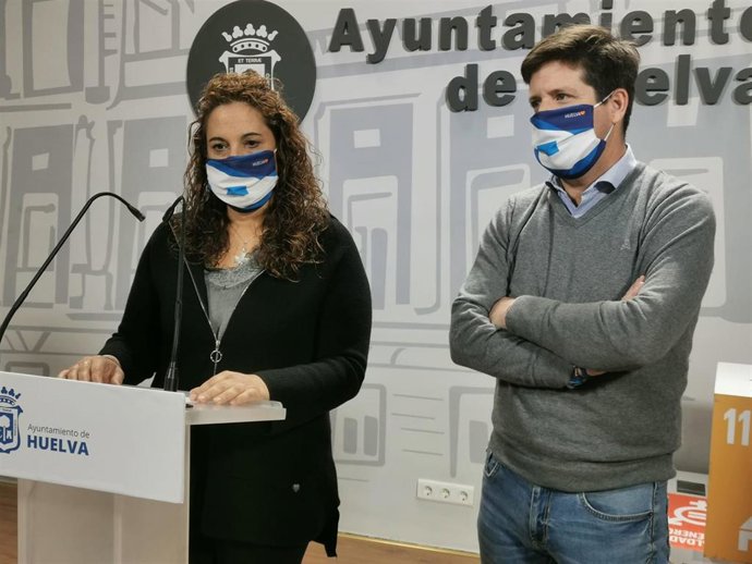 La viceportavoz de Cs en el Ayuntamiento de Huelva, Noelia Álvarez y el portavoz, Guillermo García de Longoria.