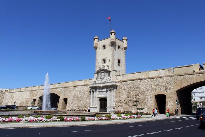 Archivo - Puerta Tierra, Entrada Al Casco Histórico De Cádiz Capital