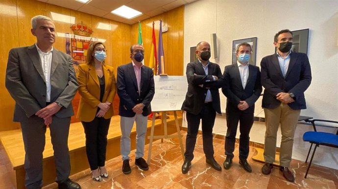 El alcalde junto a los promotores del hospital privado