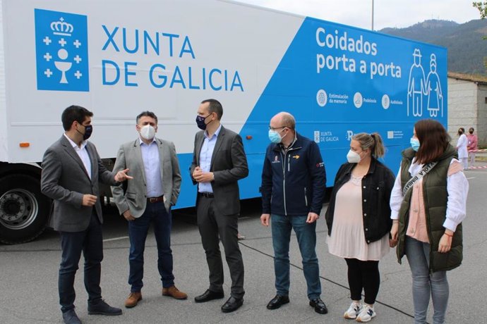 El director xeral de Maiores e Persoas con Discapacidade, Fernando González Abeijón, acompañado del delegado de la Xunta en Ourense, Gabriel Alén