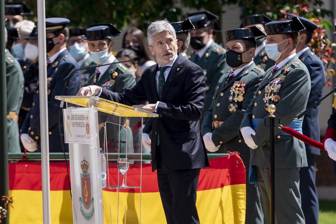 El ministro del Interior, Fernando Grande-Marlaska, interviene en el acto de jura de bandera de la 168 promoción de guardias en el Colegio de Guardias de Valdemoro