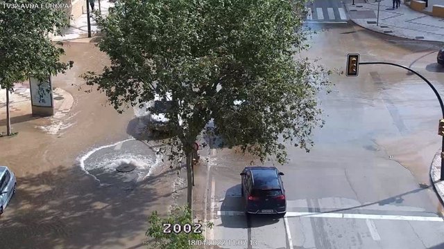 Cortada la avenida de Europa a la altura de calle Gaucín por una fuga de agua