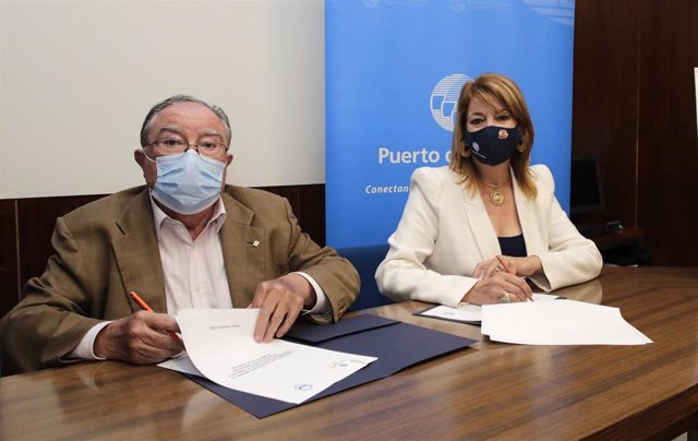 La presidenta de la Autoridad Portuaria de Huelva, Pilar Miranda, y el presidente del Banco de Alimentos onubense, Juan Manuel Díaz Cabrera, firman un acuerdo por el que el Puerto renueva su compromiso.