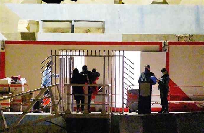Archivo - Varios inmigrantes de origen subsahariano localizados a 33 millas en Gran Tarajal, a 21 de enero de 2022, en Fuerteventura, Islas Canarias, (España). El Helicóptero de Salvamento Marítimo de la CCS moviliza a Salvamar Mizar, que rescata 58 per
