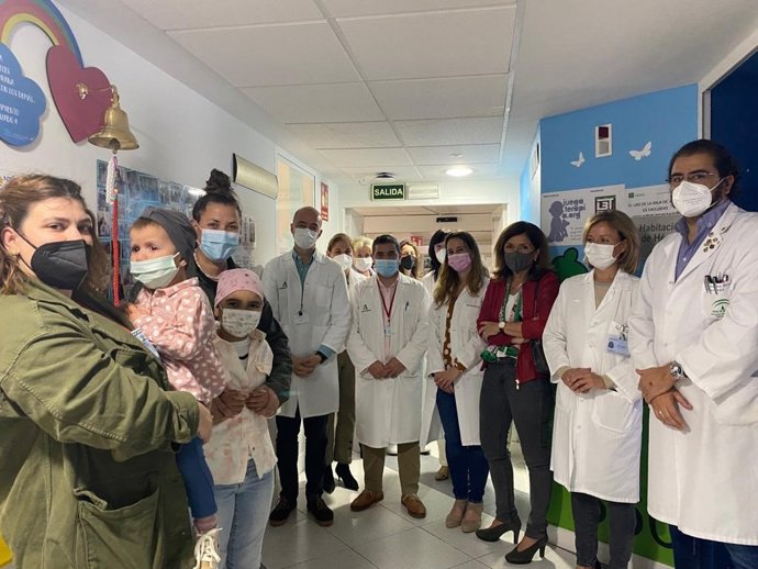Las niñas que han tocado la campaña junto a la delegada y profesionales sanitarios.
