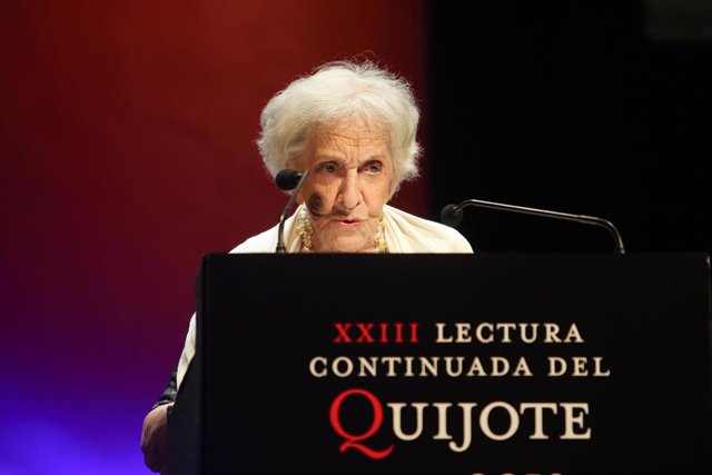 Archivo - La poeta uruguaya y Premio Cervantes, Ida Vitale, en la última edición presencial de la Lectura Continuada de El Quijote