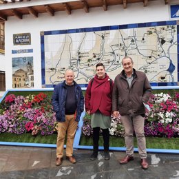 La portavoz de Ciudadanos en el Ayuntamiento de Órgiva, Raquel Álvarez, junto al coordinador de la agrupación de Cs Alpujarra, Juan de Dios López, y el delegado de Administración Local de la Junta en Granada, Enrique Barchino.
