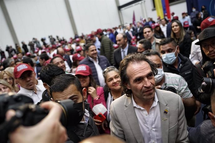 28 March 2022, Colombia, Bogota: Federico Gutierrez (R), presidential candidate of the right-wing coalition Team for Colombia, arrives at an event. Photo: Sergio Acero/colprensa/dpa