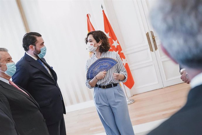 La presidenta de la Comunidad de Madrid, Isabel Díaz Ayuso, recibe la medalla conmemorativa del 1.300 aniversario de la Batalla de Covadonga.