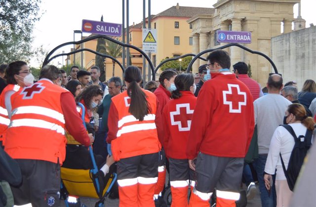 Voluntarios de Cruz Roja en la Semana Santa de Córdoba.