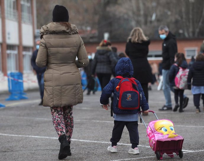 Archivo - Una niña a su llegada al colegio, foto de recurso