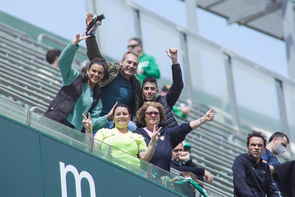 Aficionados del Real Betis en una de las gradas del Benito Villamarín