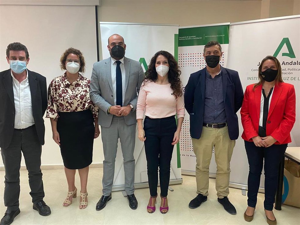 La consejera de Igualdad, Políticas Sociales y Conciliación, Rocío Ruiz, presenta en la Cátedra de Atención Domiciliaria