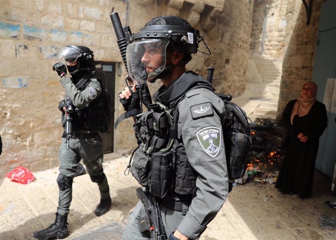 Agentes de la Policía israelí con escopetas de pelotas de goma cerca de la Explanada de las Mezquitas de Jerusalén