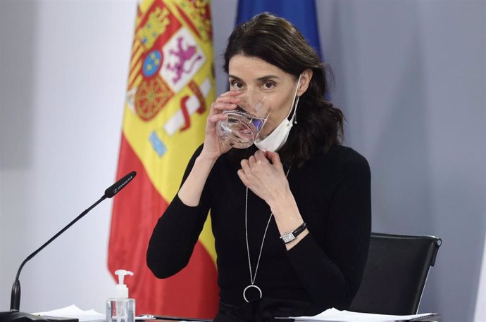 La ministra de Justicia, Pilar Llop, se toma un vaso de agua antes de comparecer tras el Consejo de Ministros en Moncloa, a 12 de abril de 2022, en Madrid (España). El Gobierno ha aprobado la Ley 20/2021, denominada como Ley de interinos, para reducir