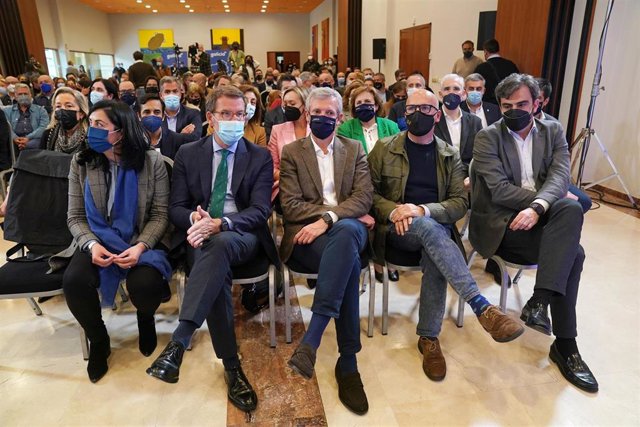 El presidente nacional del Partido Popular y del PPdeG, Alberto Núñez Feijóo (2i); el vicepresidente primero de la Xunta, Alfonso Rueda (3i); el presidente de la Diputación de Ourense y líder provincial del PP, Manuel Baltar (2d), y el presidente provinci