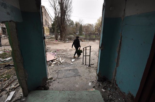 Un residente anda entre los escombros de un edificio en Borodianka, en Ucrania. 