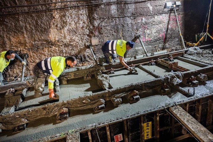 Operarios en las obras del tramo Diagonal-Vilapicina de la L5 de Metro de Barcelona
