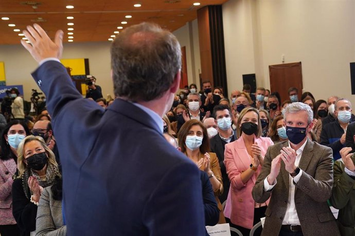 El presidente nacional del Partido Popular y del PPdeG, Alberto Núñez Feijóo, saluda tras presidir una reunión de la Junta Directiva del PP de Galicia, en el Hotel Eurostars San Lázaro, a 18 de abril de 2022, en Santiago de Compostela, A Coruña, Galicia
