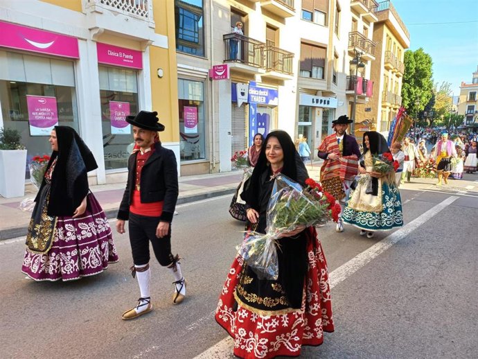 Alguna de las personas que han participado en la ofrenda floral