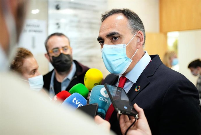 Archivo - El consejero de Sanidad de Cantabria Raúl Pesquera