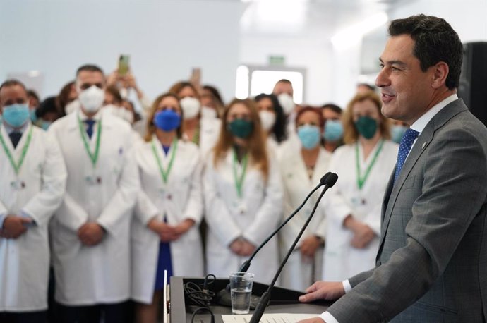 El presidente de la Junta, Juanma Moreno, en la inaguración del nuevo centro de salud de San Pedro