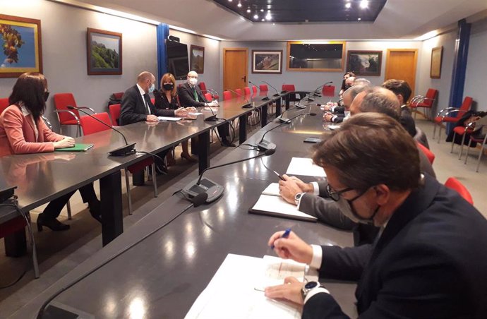 Reunión entre el Gobierno asturiano y representantes de bancos