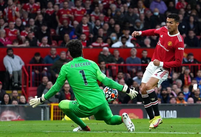 Archivo - 24 October 2021, United Kingdom, Manchester: Manchester United's Cristiano Ronaldo (R) attempts a shot on goal during the English Premier League soccer match between Manchester United and Liverpool at Old Trafford. Photo: Martin Rickett/PA Wir