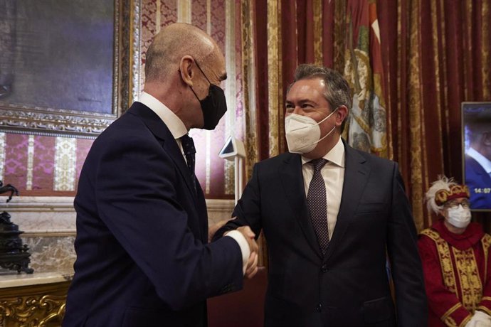 Archivo - El nuevo alcalde de Sevilla, Antonio Muñoz, (i) saluda al exalcalde de Sevilla, Juan Espada, (d) durante la toma de posesión de Antonio Muñoz como Alcalde de Sevilla, a 3 de enero de 2022 en Sevilla (Andalucía, España) (Foto de archivo).