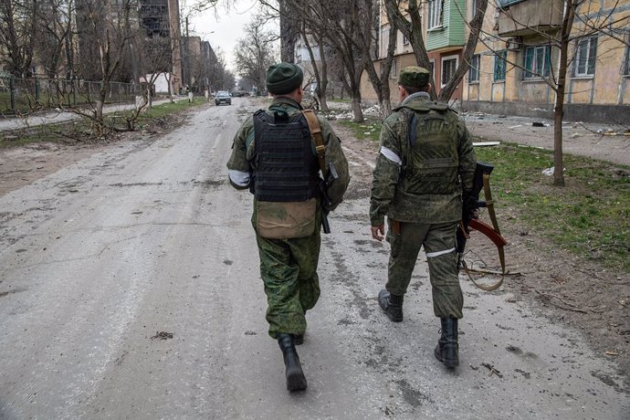 April 3, 2022, Mariupol, Ukraine: Donetsk People's Republic soldiers walk towards the active frontline in Mariupol. The battle between Russian and Ukrainian led by the Azov battalion continues in the port city of Mariupol.,Image: 679373121, License: Rig