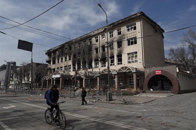 Edificio incendiado en Mariúpol, Ucrania
