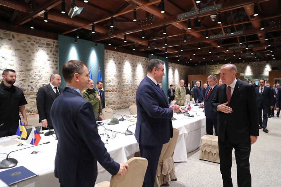 El presidente turco, Recep Tayyip Erdogan saludando a los representantes de las delegaciones de paz de Rusia y Ucrania