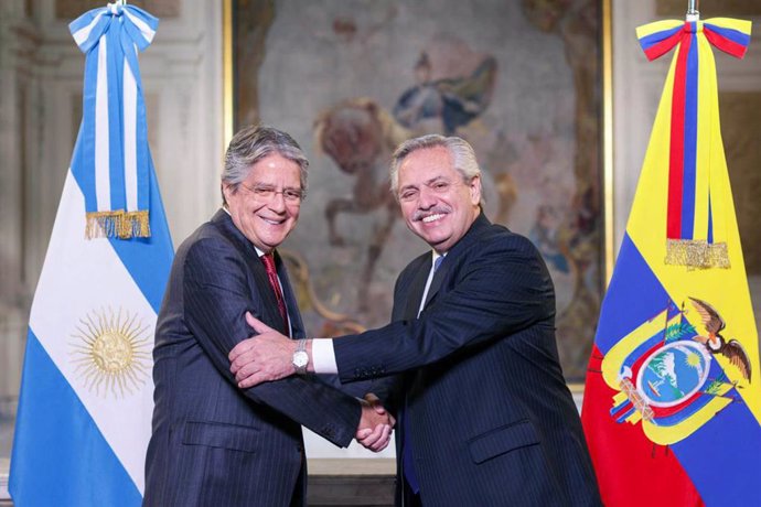 El presidente de Ecuador, Guillermo Lasso, con su homólogo argentino, Alberto Fernández