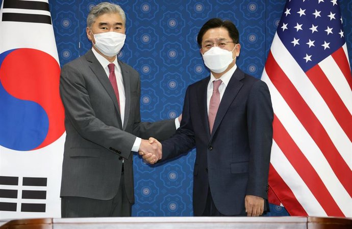 El representante especial de Corea del Sur para Asuntos de Paz y Seguridad en la península de Corea, posa para una foto con Sung Kim, enviado especial de Estados Unidos para Corea del Norte, durante su reunión en el Ministerio de Relaciones Exteriores