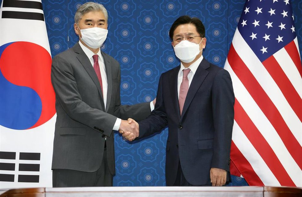 El representante especial de Corea del Sur para Asuntos de Paz y Seguridad en la península de Corea, posa para una foto con Sung Kim, enviado especial de Estados Unidos para Corea del Norte, durante su reunión en el Ministerio de Relaciones Exteriores