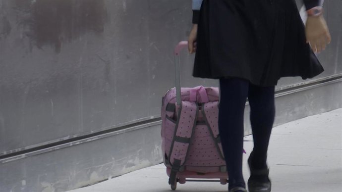 Archivo - Una alumna con una mochila escolar