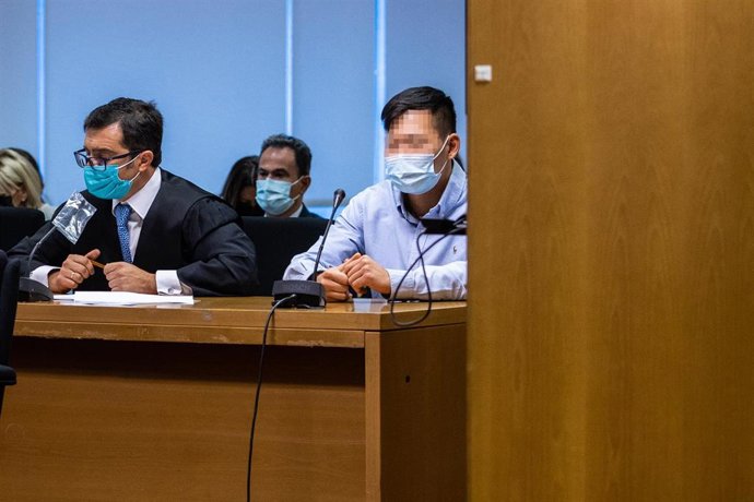 Archivo - El abogado Jorge Muñoz (i) y su cliente, Kevin B.C., sentados en el juicio en la Audiencia Provincial de Madrid.