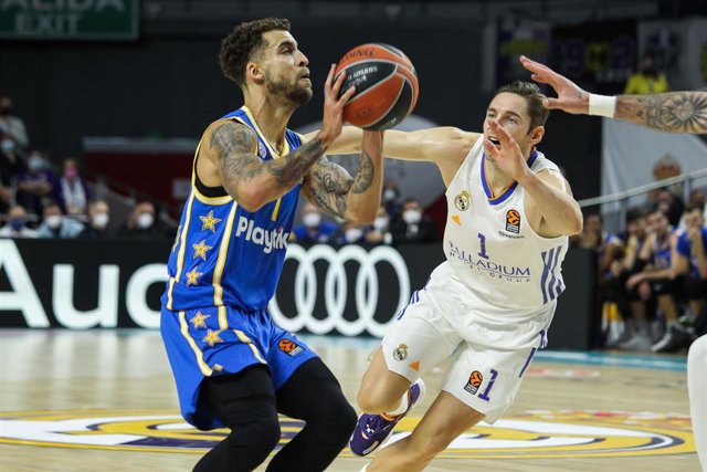 Archivo - Scottie Wilbekin intenta lanzar a canasta ante Fabien Causeur en el Real Madrid-Maccabi de la Euroliga 2021-2022